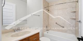 Spacious Townhouse with Washer/Dryer and Central AC Gallery 17