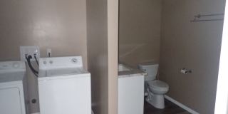 Newly renovated beautiful 1bd/1ba house/commercial space Gallery 7