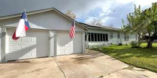 Stunning 3 bedroom, 2 bath home AVAILABLE NOW! Gallery 3