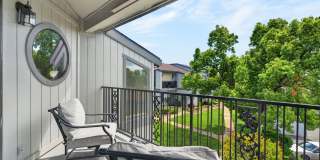 2 Bedroom Condo for Rent in Redding CA | Pool, Spa, Fireplace, Balcony Gallery 7