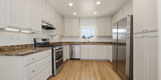 Spacious private backyard! Gallery 1