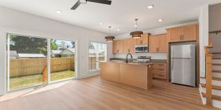 LIKE NEW Townhome in Winchester...Walking Distance to Downtown Square! Gallery 1
