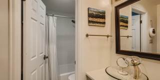 Ideal Downtown 1 BDR Close to Shops & Trails Gallery 21