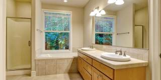 Pristine Spacious 3 Bedroom Lake Oswego Townhome | Skylights, High Ceilings, and Mt. Park Trails at your Doorstep Gallery 27