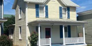 Charming Historic 2 Bedroom/1 Bathroom Home for Rent in Downtown Culpeper Gallery 1