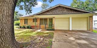 Charming 3BR House in Sherman Gallery 1