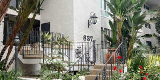 837 N West Knoll Dr Gallery 1