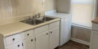 Charming Two Bedroom Home in Historic Morehead City Walking District with Dining Area and Living Room Gallery 9