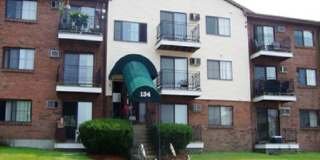 Bright 2BR Condo with Balcony, Pool & Heat Included – Prime Commuter Location Gallery 1