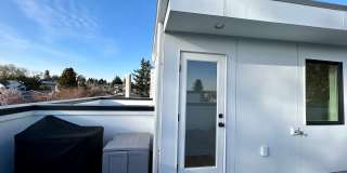 Spacious Ballard Townhome- 2 Bedrooms with Parking Gallery 24