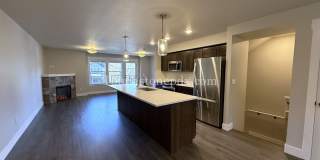 Charming 3 Bed, 2 Bath Townhome with Garage in Beautiful Sandy Gallery 5