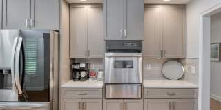 Luxury 4-bedroom - 4 bath with garage Gallery 10