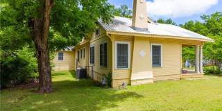 West Campus Cottage! Gallery 27