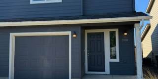2 Bedroom Townhouse with a fenced backyard! Gallery 1