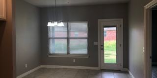 BEAUTIFUL BENTONVILLE HOME - LARGE FENCED IN YARD - GREAT LOCATION Gallery 7
