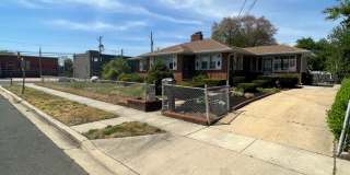 Amazing 6 Bedroom 2 Bathroom home with dual driveways Gallery 5