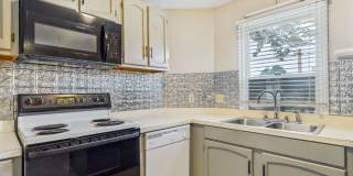 UNCG Area – Chancellors Court Townhomes. Walk to Campus and just minutes to Downtown! Gallery 6