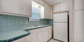 Cute 3/1 with carport! Gallery 5