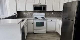 Spacious 3 Bedroom Home with Vaulted Ceilings & Fireplace Gallery 7