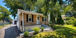 2-Bedroom Burlington Home with Finished Basement, Backyard and Garage Gallery 1