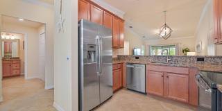 **2 + Den Condo - 1 Car garage - Fully Furnished - Short Term Lease (5.11 - 11.30) ** Gallery 14