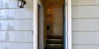 Charming 2 bed 1 bath bungalow with 2nd living room Gallery 33