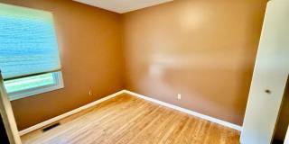 Spacious 3 Bedroom 2 Bathroom Home - Large Backyard! Gallery 6