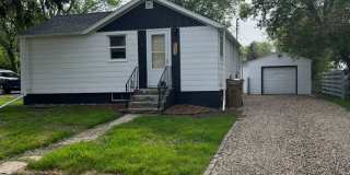Cozy Cottage with garage and fenced yard Gallery 1
