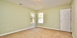 Room in 3 Bedroom Home at Tom Hunter Dr Gallery 26