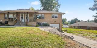 Modern Comfort meets Convenience - 3BR/2BA Duplex Gallery 1