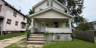 907 Kling Street – 3-Bedroom Home with Carpet Throughout, Fridge & Stove Gallery 1