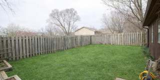 Spacious 3 bedroom w/ fenced yard Gallery 37