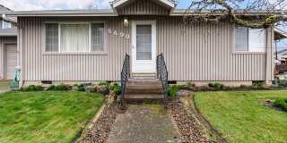 Large 2 bedroom 2 bathroom duplex with garage! $500 OFF YOUR FIRST MONTH’S RENT! Gallery 1