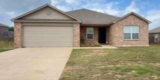 Large 4 Bedroom, 2 Bathroom Home in River Mist Addition- Harrah Gallery 1
