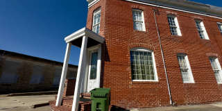 Charming 2Bed/2.5Bath in Washington Vilage - Extra Space in the Basement Gallery 1