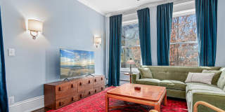 Stunning 3 bedroom main floor unit in prime Saint Paul location. Gallery 10