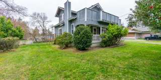 3 bedroom/3 Bathroom House- In Town with Large yard Gallery 1