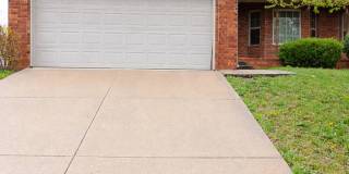 Spacious 3 Bed, 2 Bath Duplex in Prime Ozark Location Gallery 1