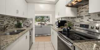 Bellevue Condo in Cherry Crest Vista with Updated Kitchen Gallery 11