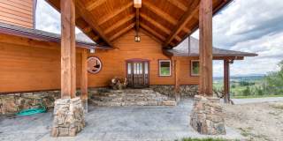 Stunning Home in Beautiful Private Setting!! Gallery 1