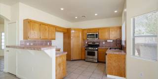 Bright & Spacious 4Bd Home with Vaulted Ceilings & Outdoor Kitchen Gallery 10