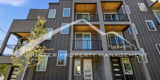 Spacious Townhouse with Washer/Dryer and Central AC Gallery 1