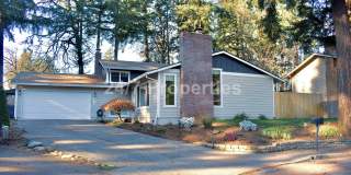 Comfortable Living with a Generous Yard in Gladstone Gallery 1