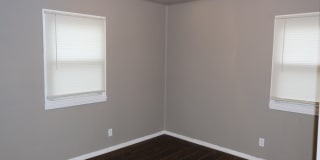 BEAUTIFUL HOME LOCATED CLOSE TO EVERYTHING WITH GARAGE! Gallery 8