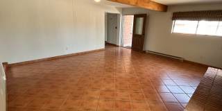 East- 3 bedroom/ 2 bathroom home with sparkling pool! Gallery 3