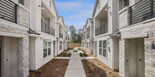 Beautiful Townhome For Rent In Well Desired Neighborhood! Gallery 1