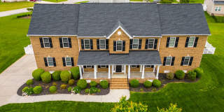 Huge house with vaulted ceilings and fenced in rear yard Gallery 1