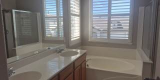 Beautiful 4 Bedroom 2.5 Bath with loft Gallery 26