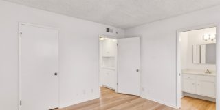 HUGE TOP FLOOR 2 BED 2 BATH IN PRIME SANTA MONICA! -FIREPLACE, BALCONY & GARAGE PARKING SPACE Gallery 25