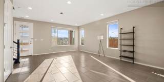 1 MO. FREE RENT! Gorgeous Corner-Lot Townhouse with Mountain Views Gallery 6